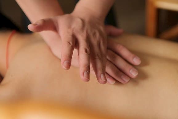 person getting body massage in a massage centre in Islamabad